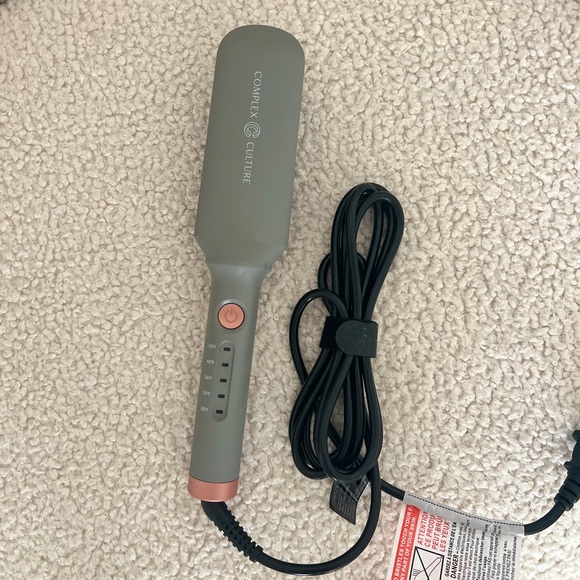 NEW COMPLEX CULTURE
Smoothing & Straightening Heated Hair Brush - Picture 2 of 4